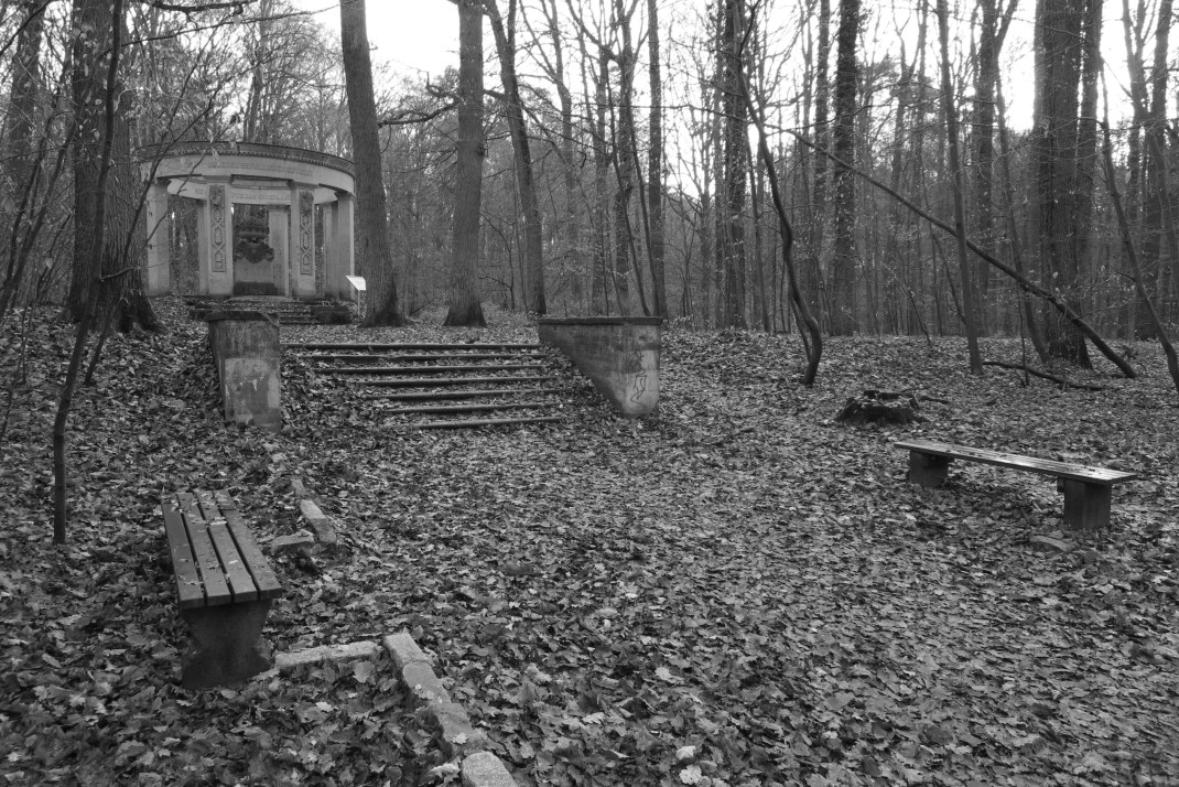 heldenhain heroes grove survivor tree memorial.JPG